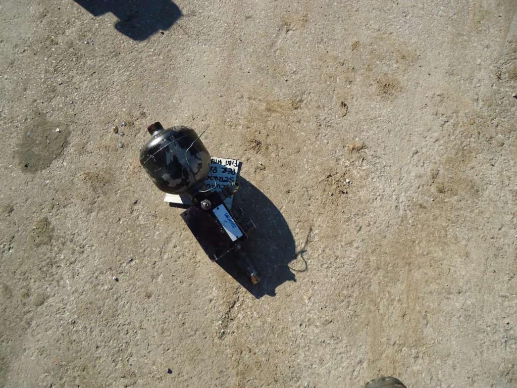 Servo-operated valve with accumulator for Fiat Hitachi FR220 Photo 1