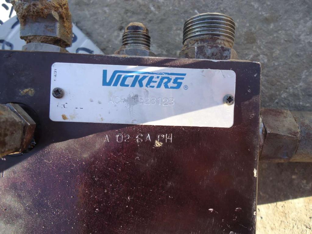 Servo-operated valve with accumulator for Fiat Hitachi FR220 Photo 3