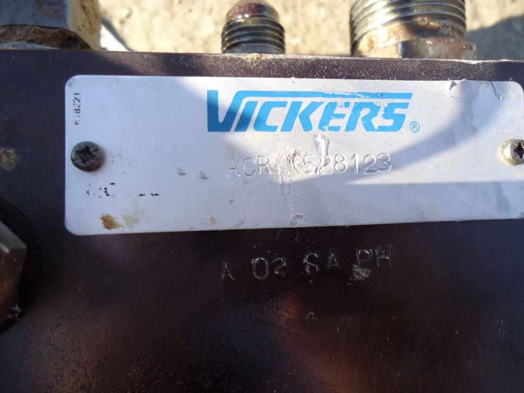 Servo-operated valve with accumulator for Fiat Hitachi FR220 Photo 4