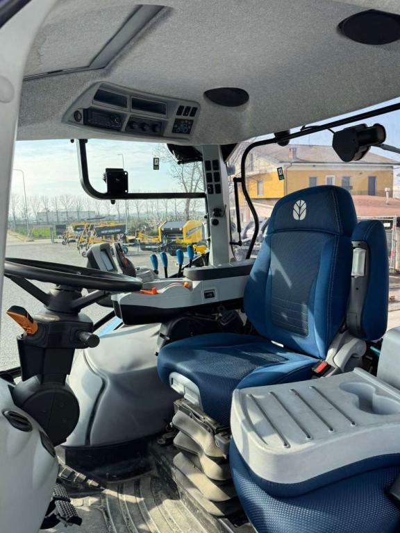 New Holland T6.180 DYNAMIC COMMAND Photo 2