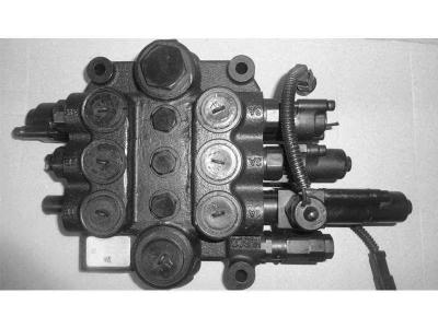 Hydraulic distributor for Fiat Hitachi sold by Tecnoricambi