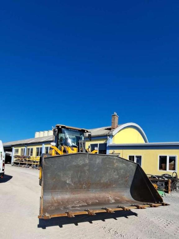 Volvo L120H Photo 10