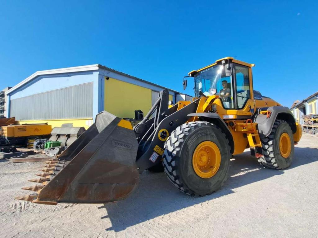 Volvo L120H Photo 2