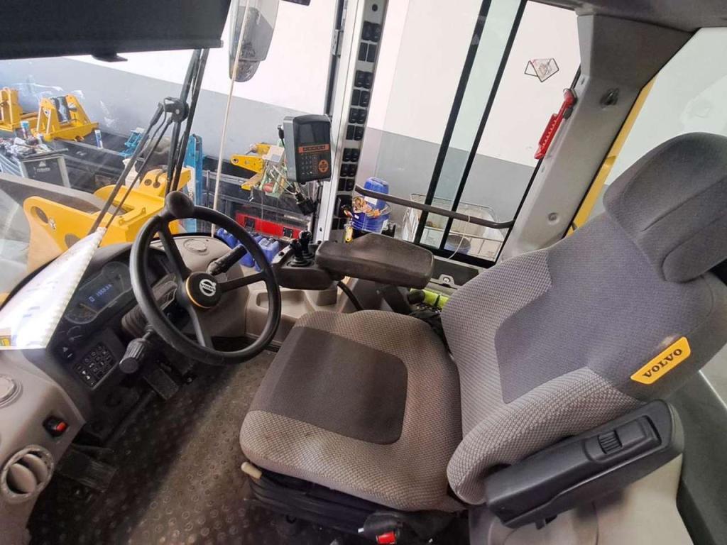 Volvo L120H Photo 22