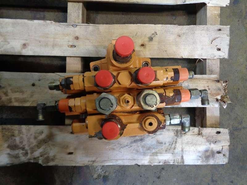 Hydraulic distributor for Case WX 170 Photo 1