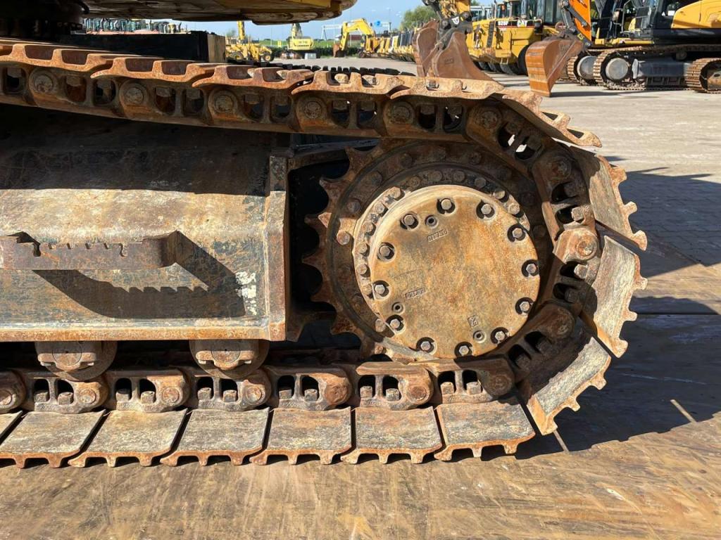 Hitachi ZX225USLC-6 Photo 14