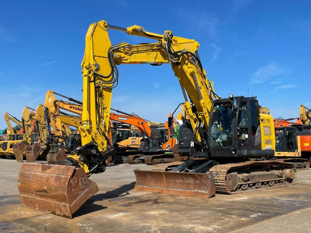 Hitachi ZX225USLC-6 Photo 2