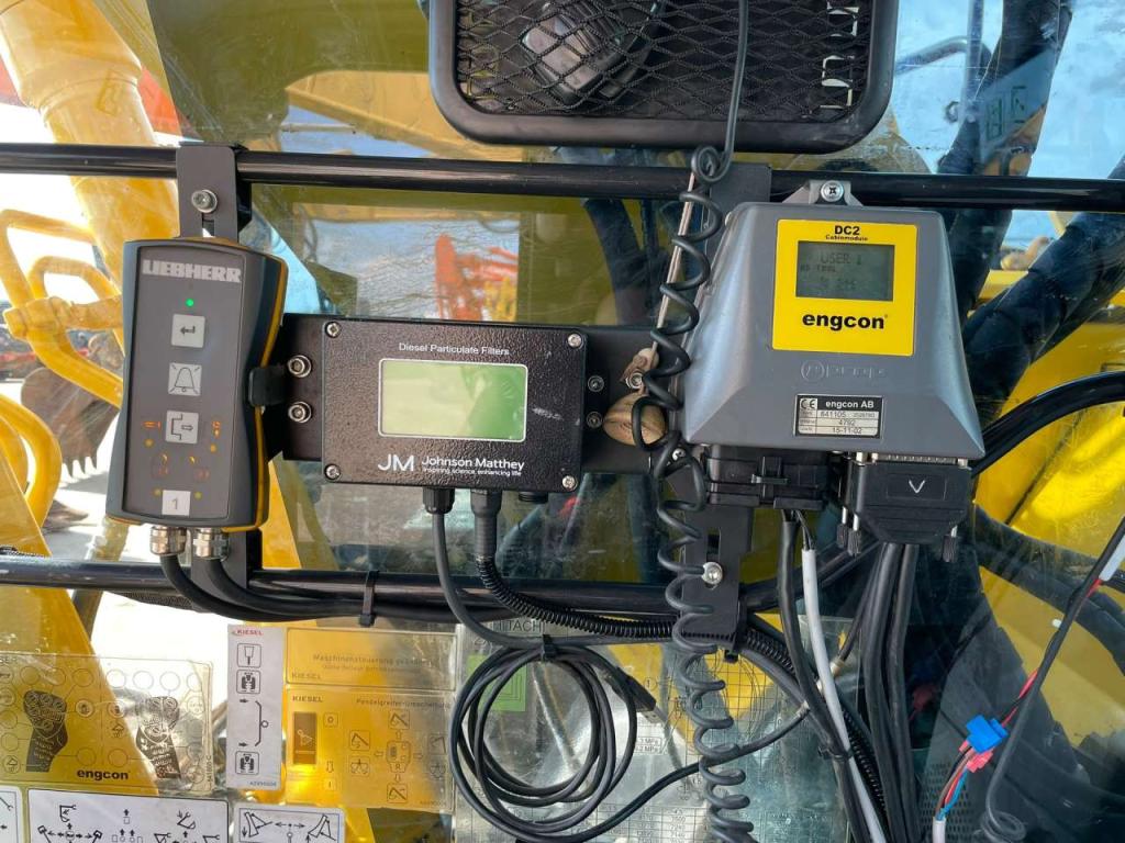 Hitachi ZX225USLC-6 Photo 30