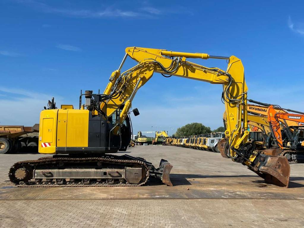 Hitachi ZX225USLC-6 Photo 6