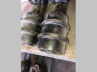 8E5600 Carrier rollers for Caterpillar 320 sold by Fratelli Zenzalari S.r.l.