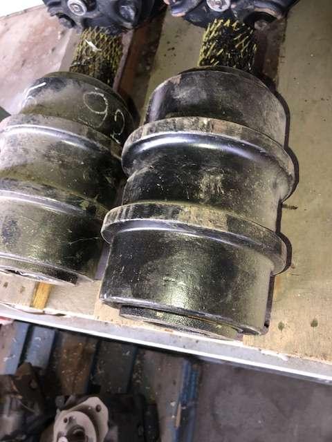 8E5600 Carrier rollers for Caterpillar 320 Photo 1