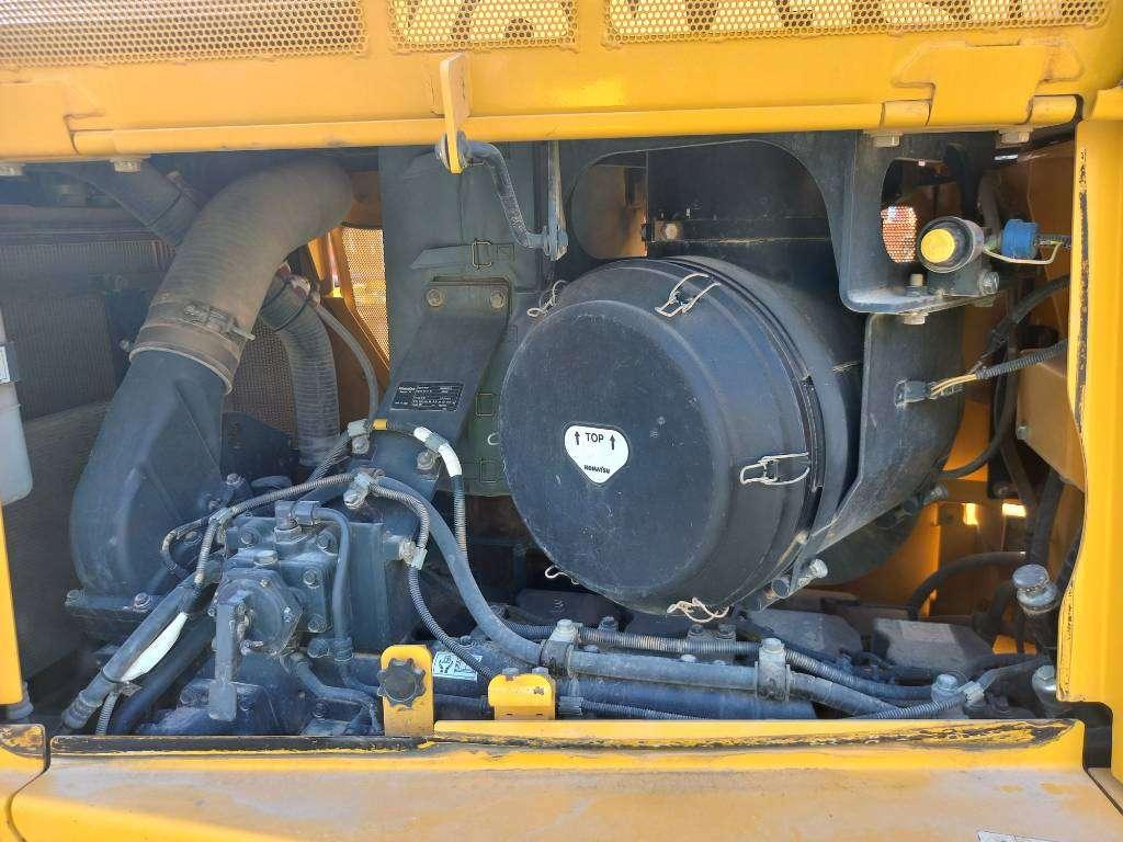 Komatsu D155A-6R (4pcs available for sale in Abu Dhabi) Photo 14