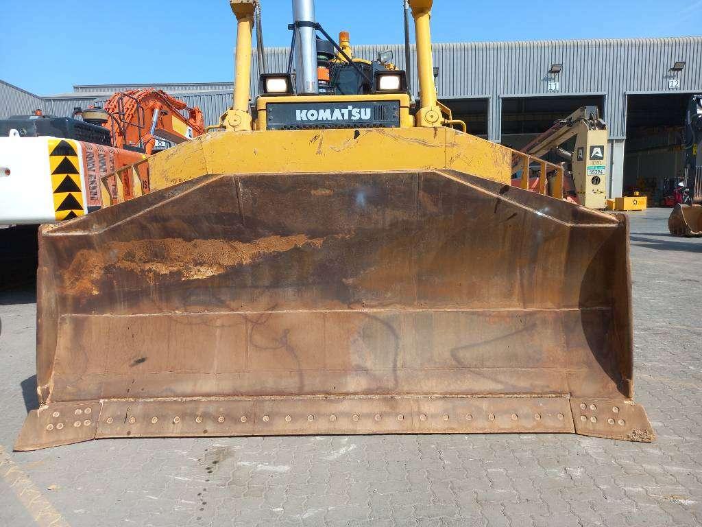 Komatsu D155A-6R (4pcs available for sale in Abu Dhabi) Photo 19