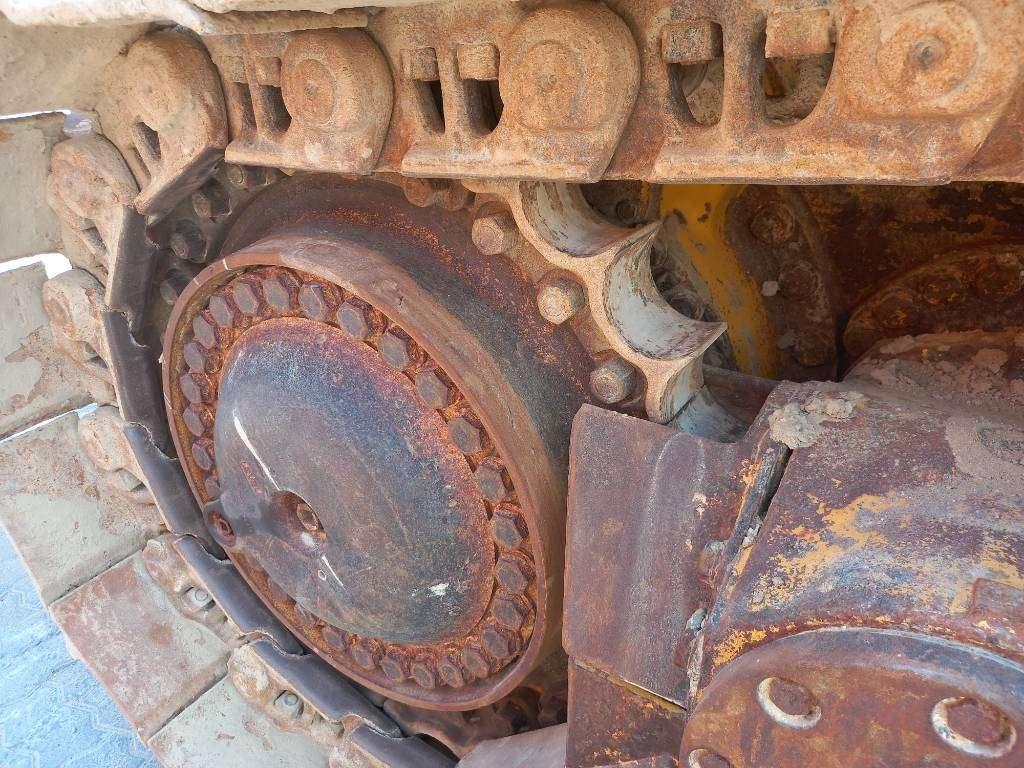 Komatsu D155A-6R (4pcs available for sale in Abu Dhabi) Photo 23