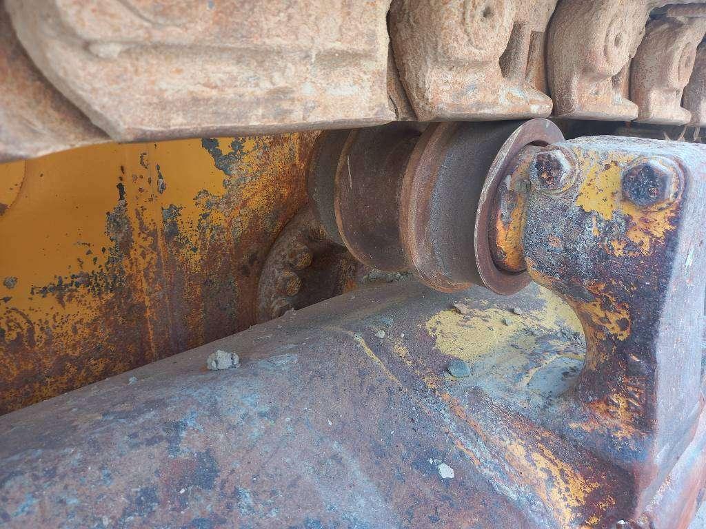 Komatsu D155A-6R (4pcs available for sale in Abu Dhabi) Photo 8