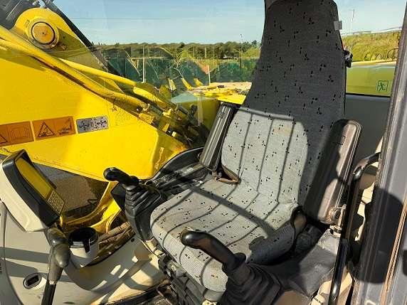 New Holland E245C Photo 19