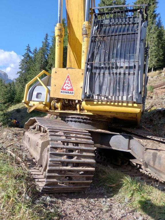 New Holland E245B Photo 3