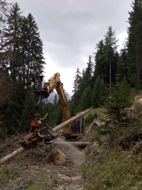 New Holland E245B Photo 6