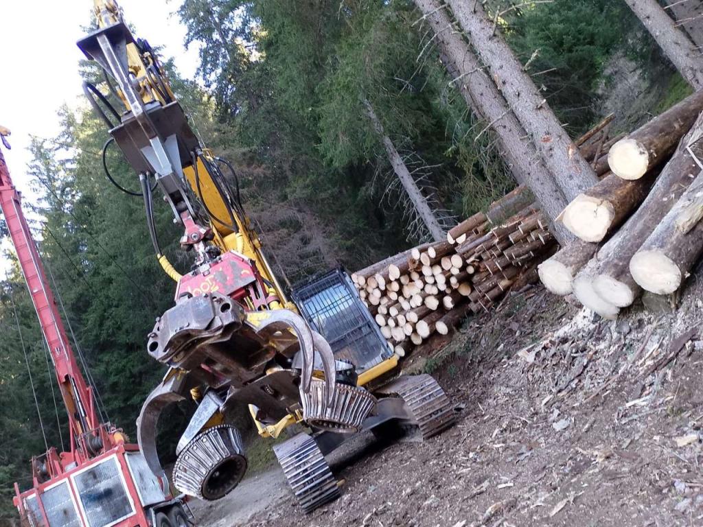 New Holland E245B Photo 8