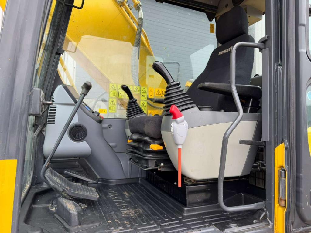 Komatsu HB215LC-1 HB Photo 29