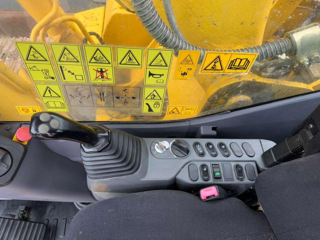Komatsu HB215LC-1 HB Photo 30