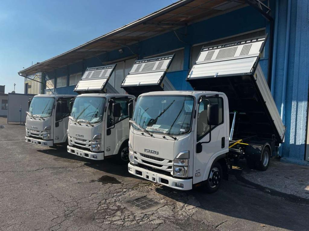 Isuzu M21 Photo 1