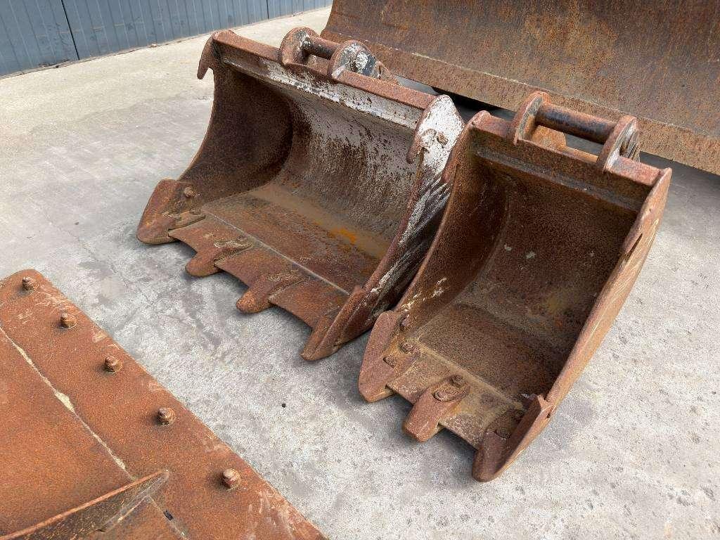 Takeuchi TB230 Photo 3