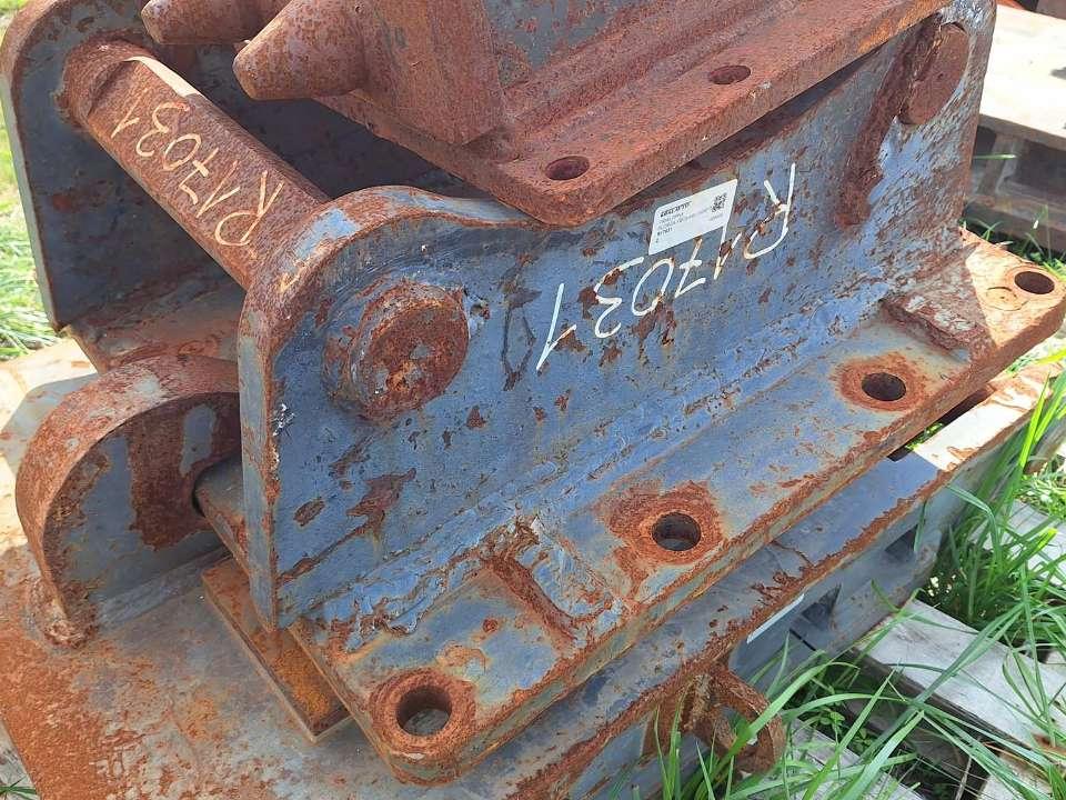 VB70 for 20-25 ton excavators Attachment plate Photo 1