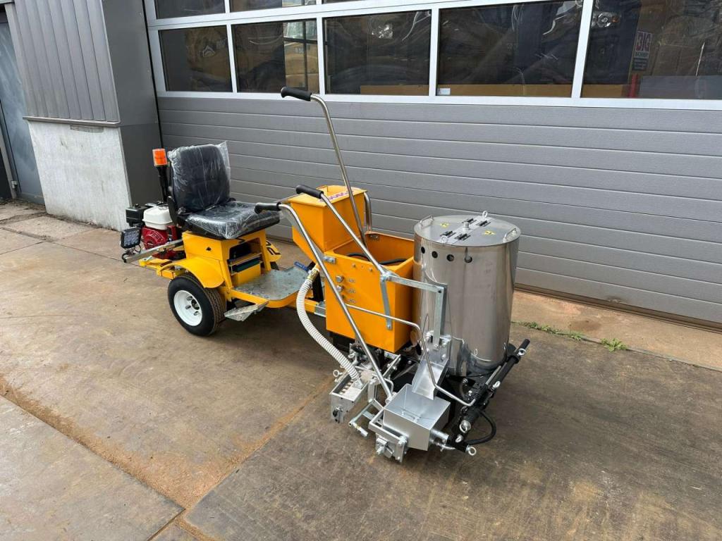 Giga Power 860 Road Marking Machine Photo 5