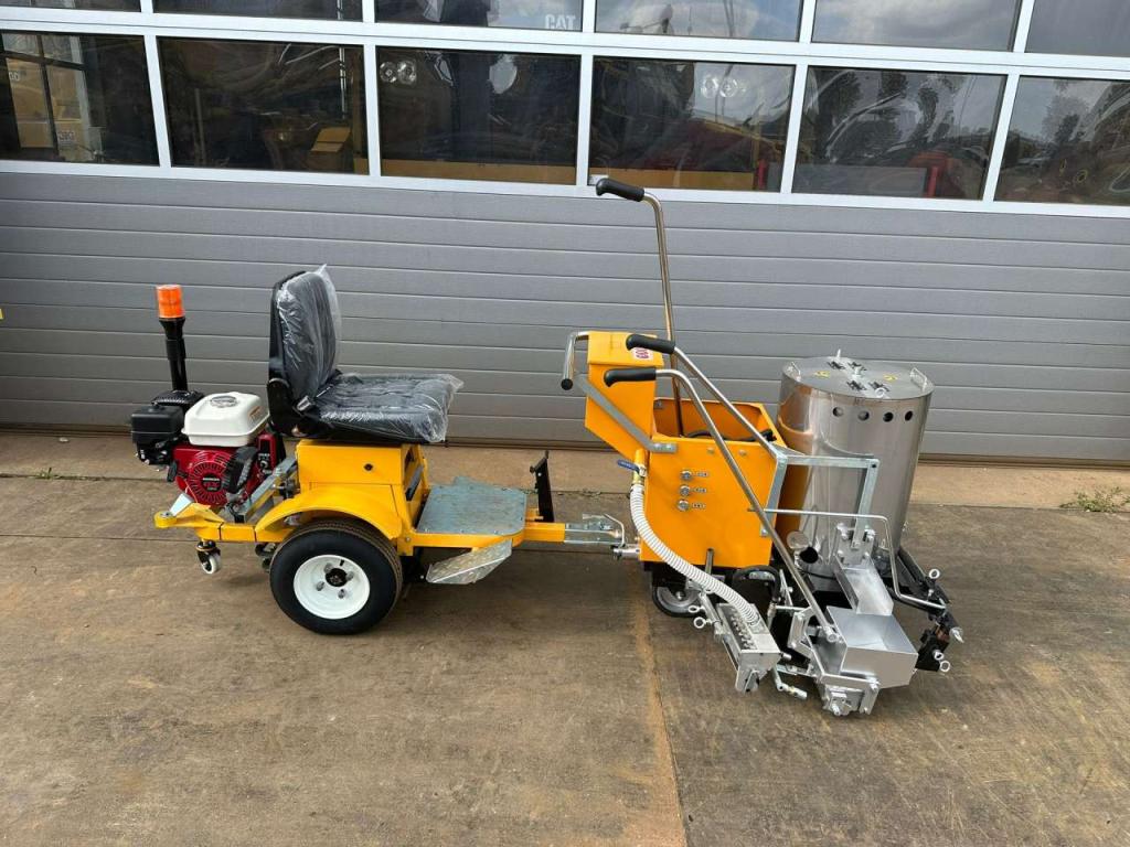 Giga Power 860 Road Marking Machine Photo 6