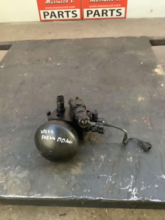Brake distributor for Hitachi ZW250-6 Photo 1