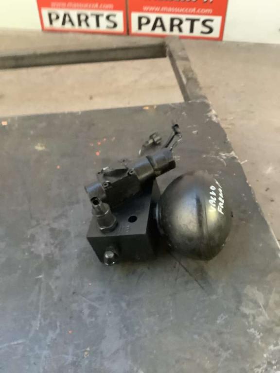 Brake distributor for Hitachi ZW250-6 Photo 2