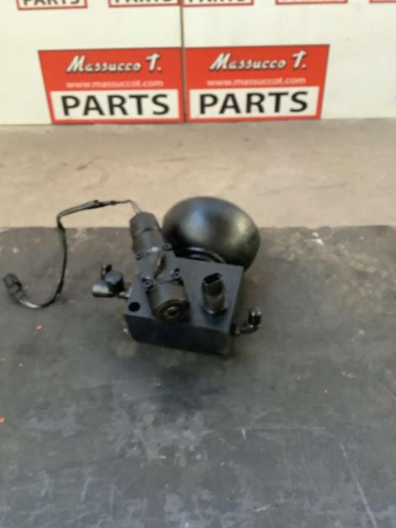Brake distributor for Hitachi ZW250-6 Photo 3