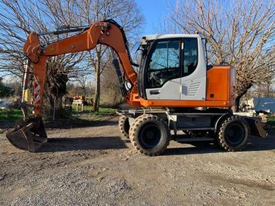 Liebherr A 910 COMPACT sold by Tamburnotti Sas