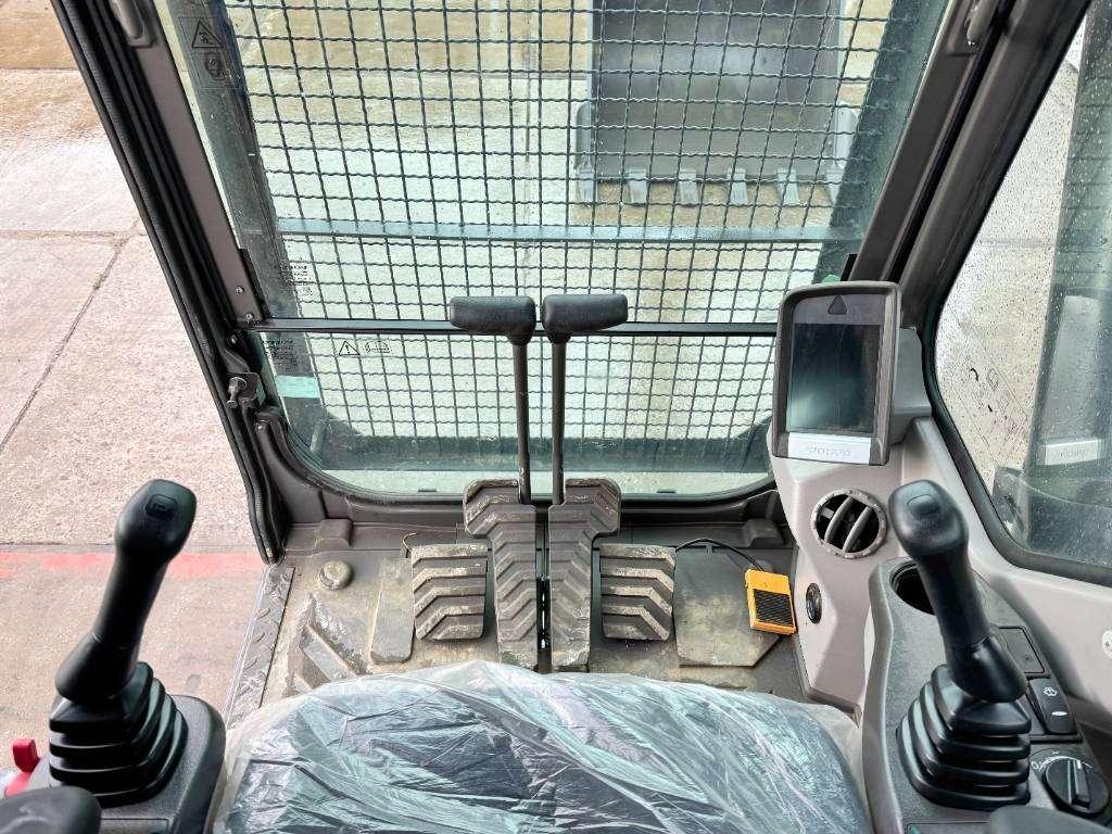 Volvo EC220D - New / Unused / 2025 Model Photo 8