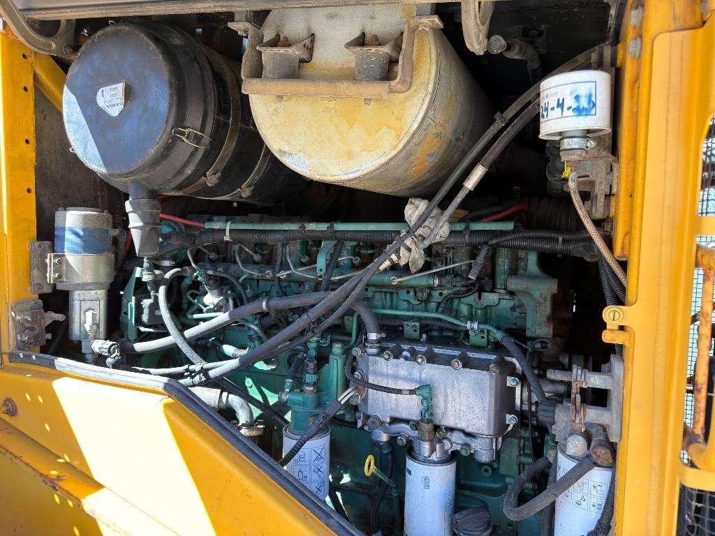 Volvo L120F Photo 30