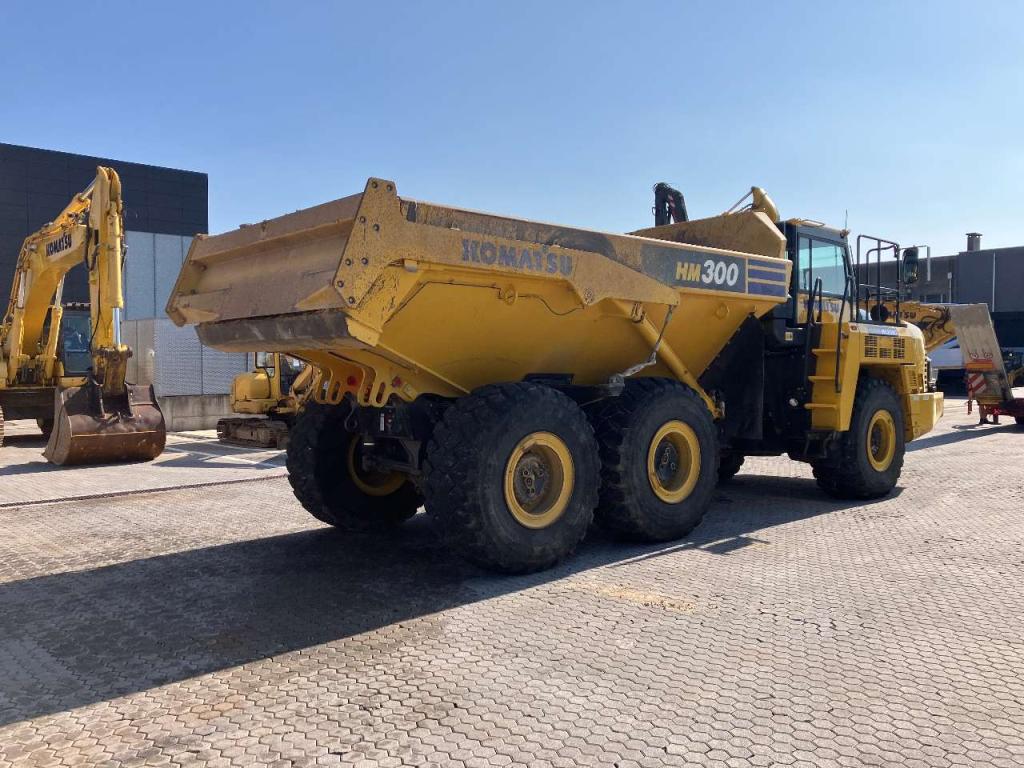 Komatsu HM300-5E0 Photo 8