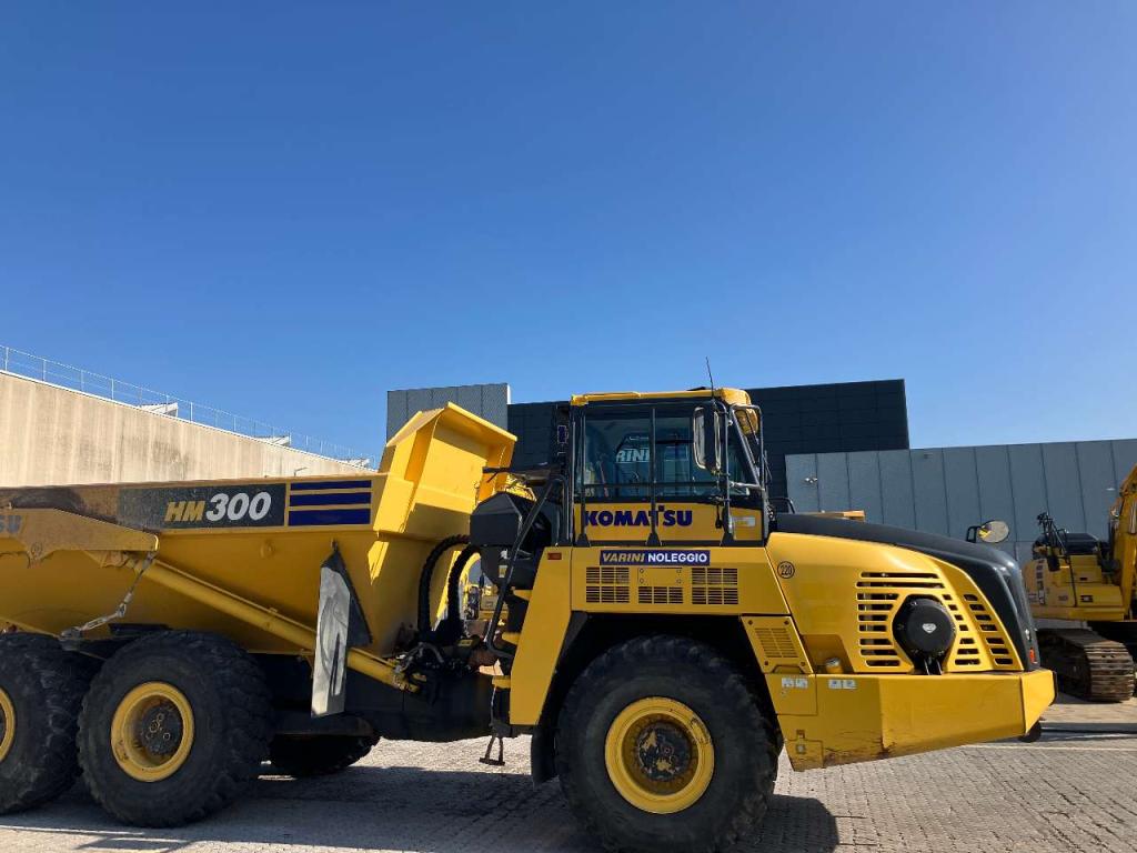 Komatsu HM300-5E0 Photo 9