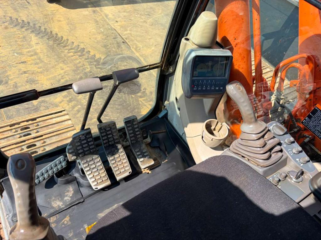Hitachi ZX210LC-3 Photo 21