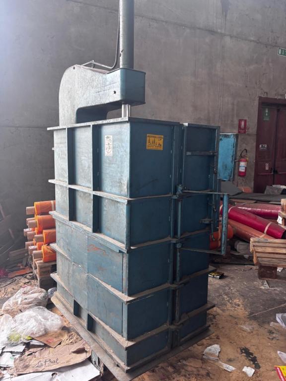 Square baler Photo 2