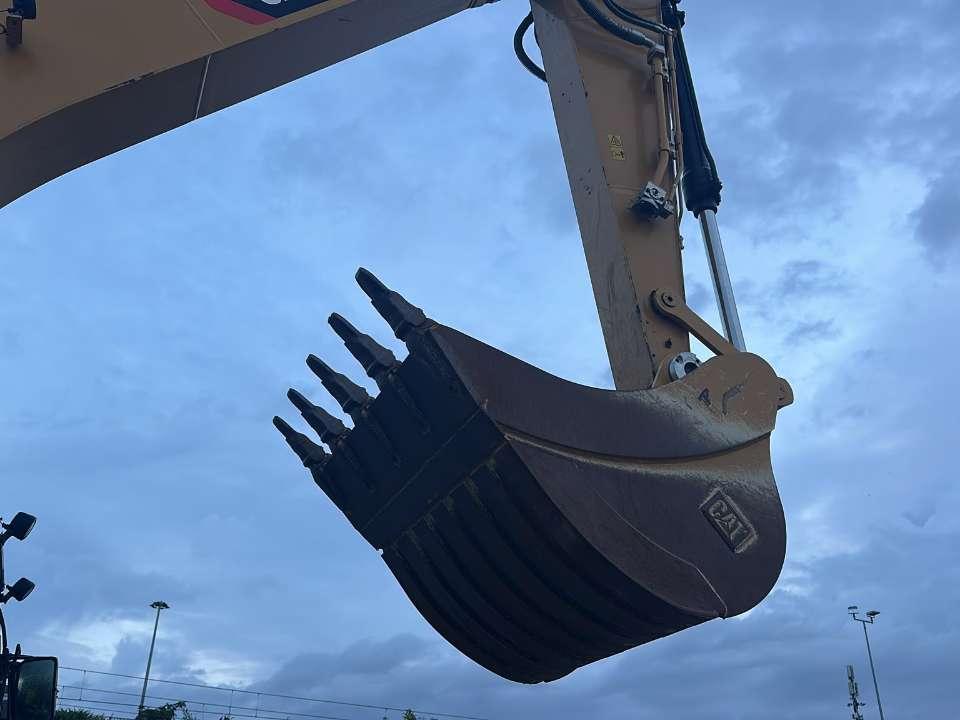 Caterpillar 323 E Photo 4