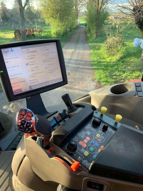 Case IH OPTUM 300 CVX Photo 3