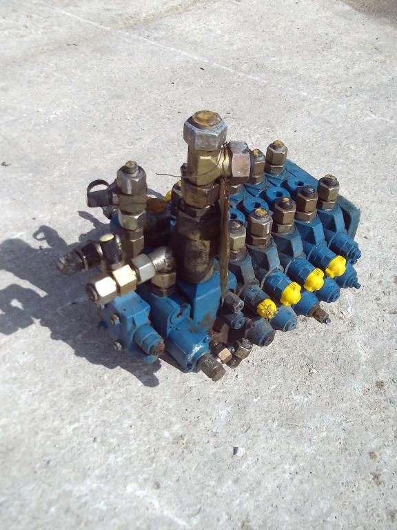 Hydraulic distributor for Mecalac 12MXT Photo 4