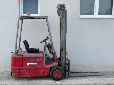 Linde Three wheel electric forklift Photo 1