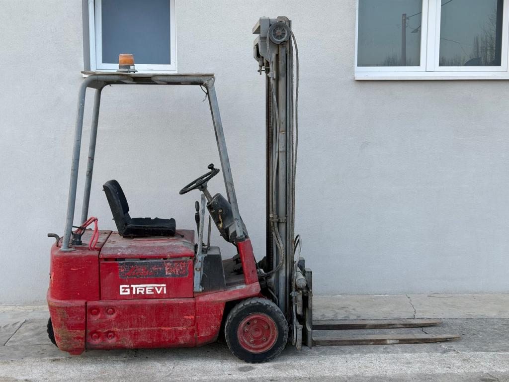 Linde Three wheel electric forklift Photo 1