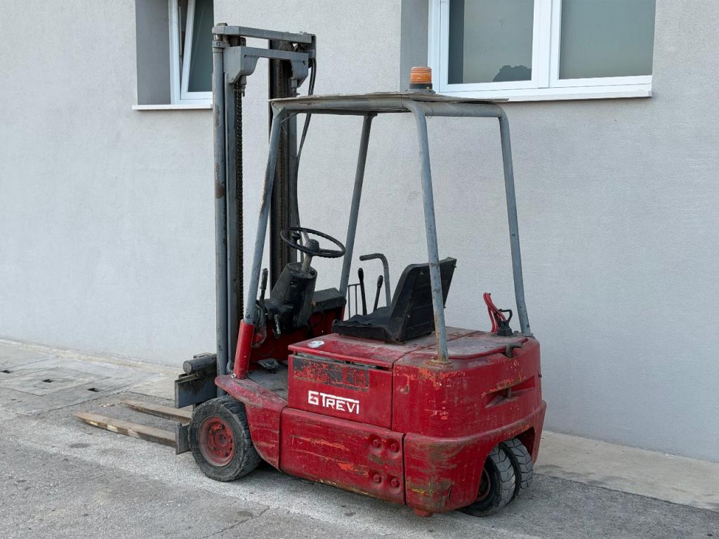 Linde Three wheel electric forklift Photo 4
