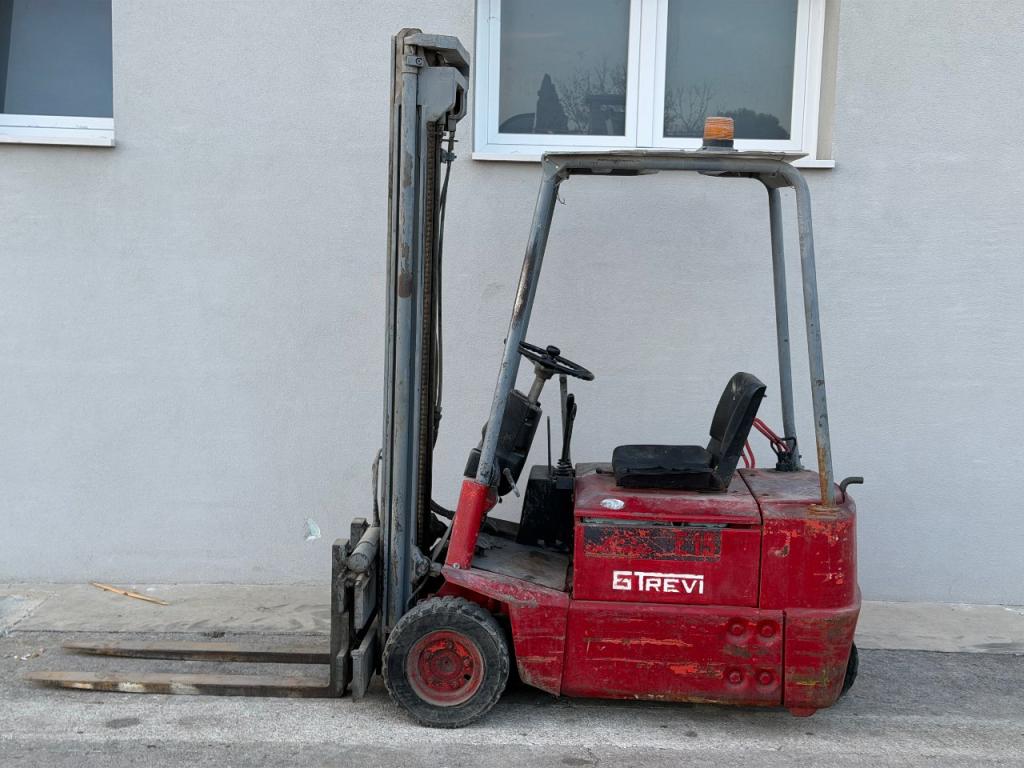 Linde Three wheel electric forklift Photo 5