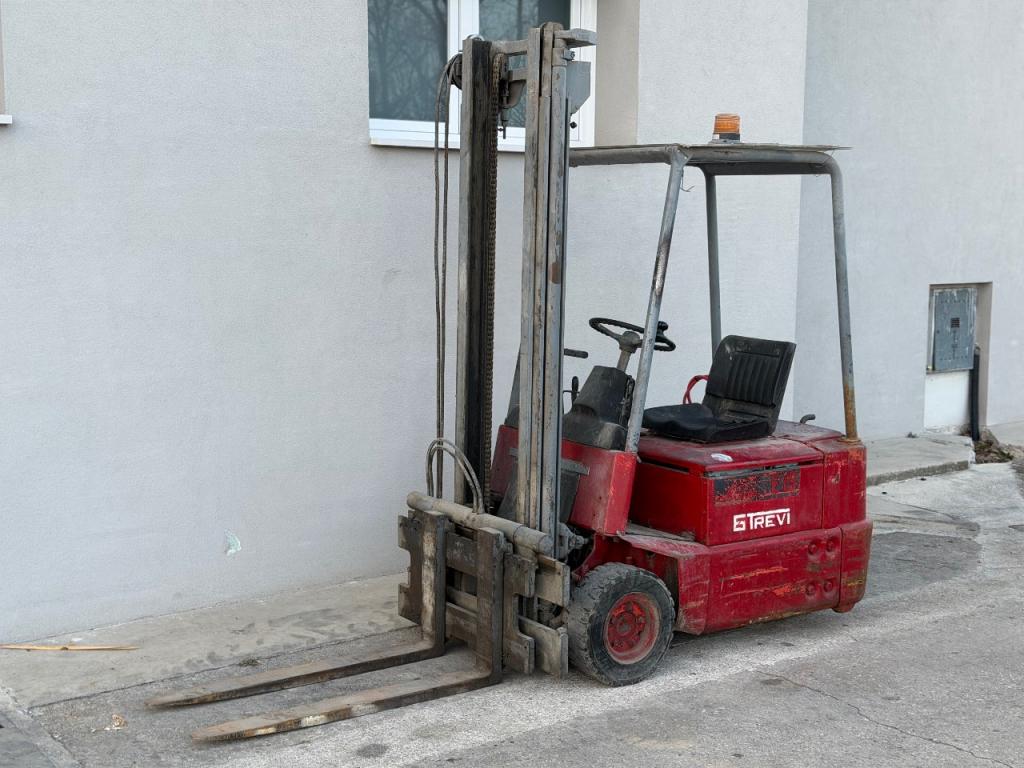Linde Three wheel electric forklift Photo 6