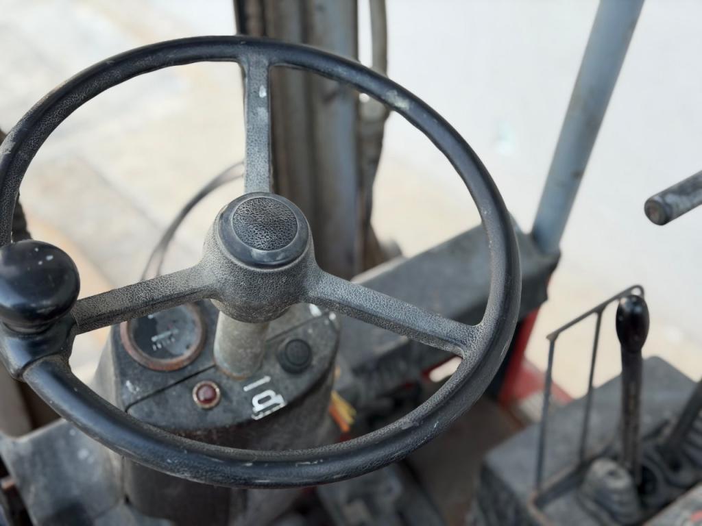 Linde Three wheel electric forklift Photo 7