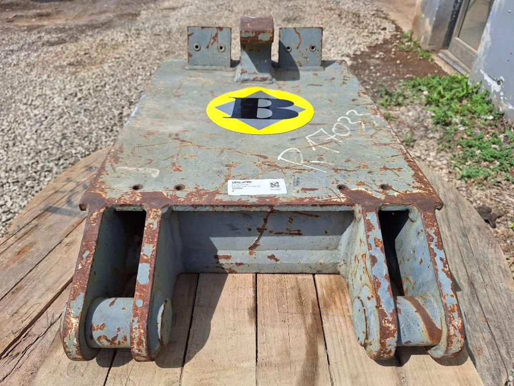 S1 for 20-25 ton excavators Attachment plate Photo 2